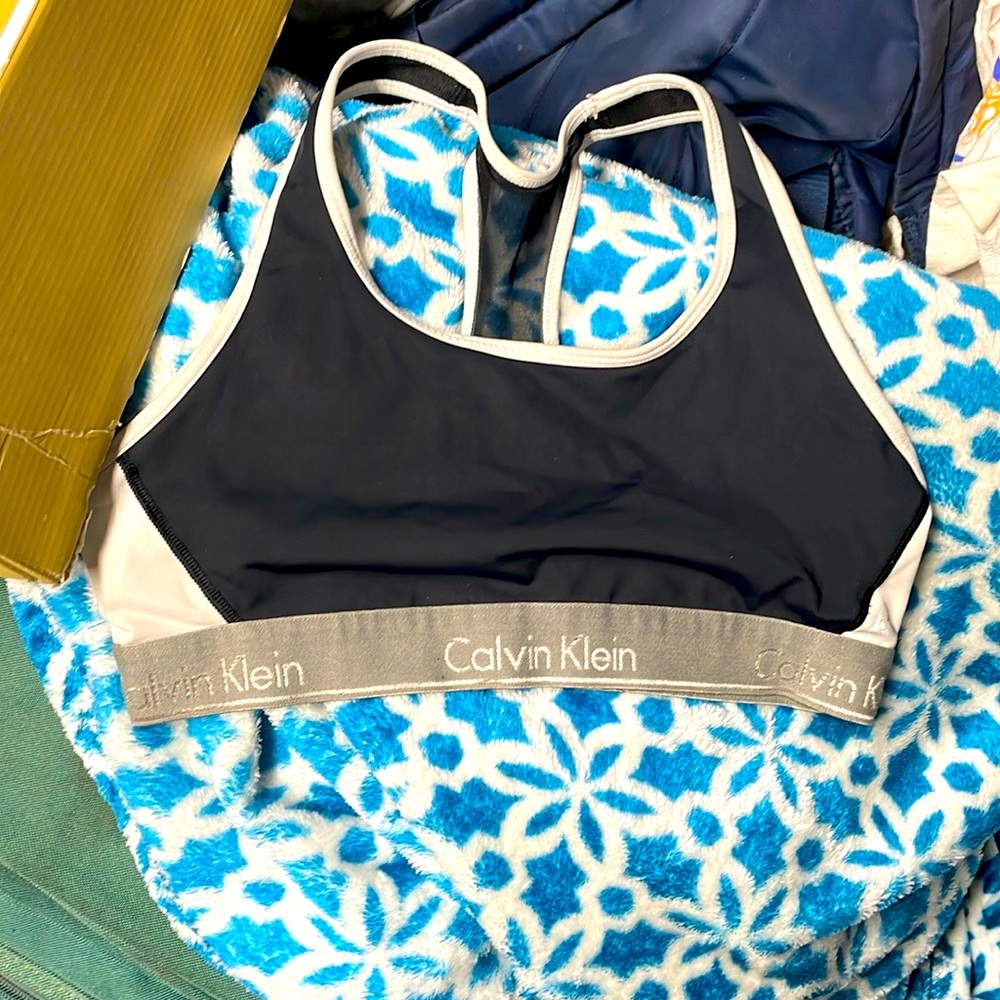 Calvin Klein Women's Flex Motion Medium Impact Racerback Sports Bra - M